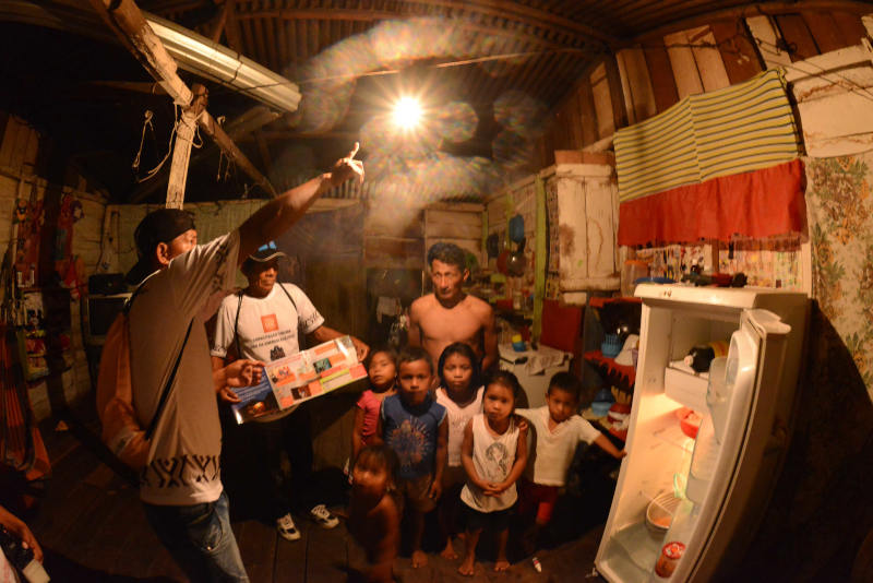 O direito à energia elétrica chegou para quem viveu muito tempo na escuridão. | Foto: Divulgação Eletrobras