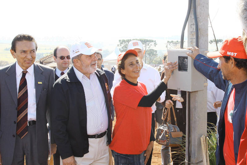 Presidente Lula ao lado de moradora beneficiada pelo Programa Luz para Todos, em Congonhinhas (PR). Foto: Ricardo Stuckert