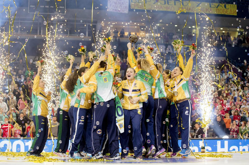 Seleção brasileira feminina de handebol conquistou a inédita medalha de ouro no campeonato mundial, na Sérvia | Foto: Cinara Piccolo/Comitê Olímpico Brasileiro