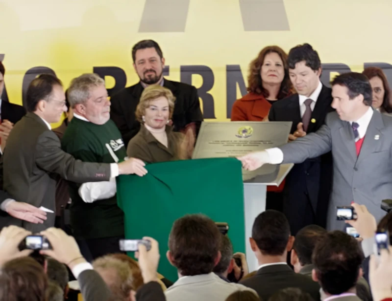 O Presidente Lula participou do lançamento da pedra fundamental da UFABC, em 2009, no seu segundo mandato. Novas universidades e extensões abriram milhares de vagas para professores federais. | Foto: Antonio Ledes