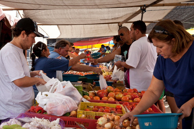 O Bolsa Família, a aposentadoria, o salário mínimo e o microcrédito aqueceram o comércio e a indústria, ajudando a girar a roda da economia. | Foto: Marcelo Curia/MDS