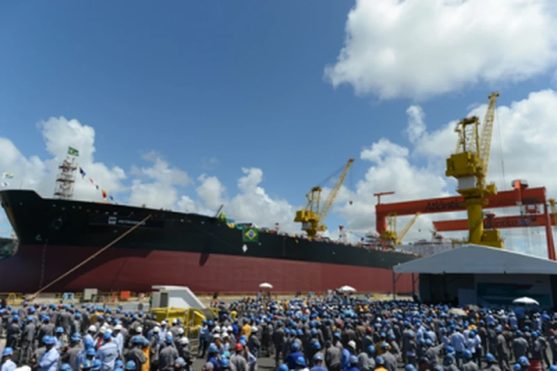 Viagem inaugural do navio Dragão do Mar, com capacidade para transportar um milhão de barris de petróleo.